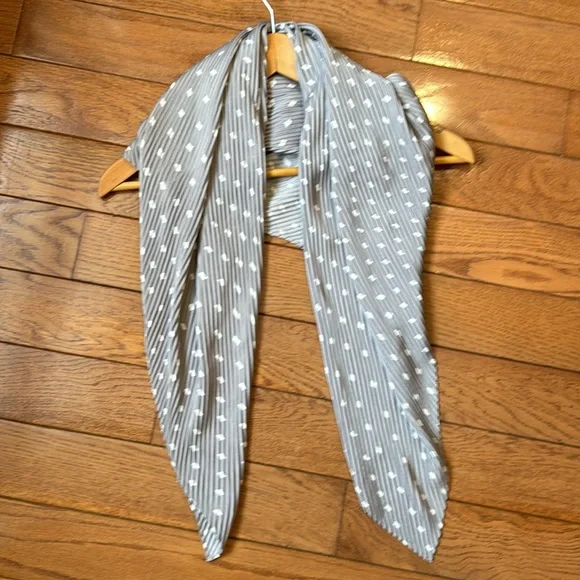 Ann Taylor Pleated Grey & White Diamond Pattern Square Scarf NWT - Picture 6 of 8